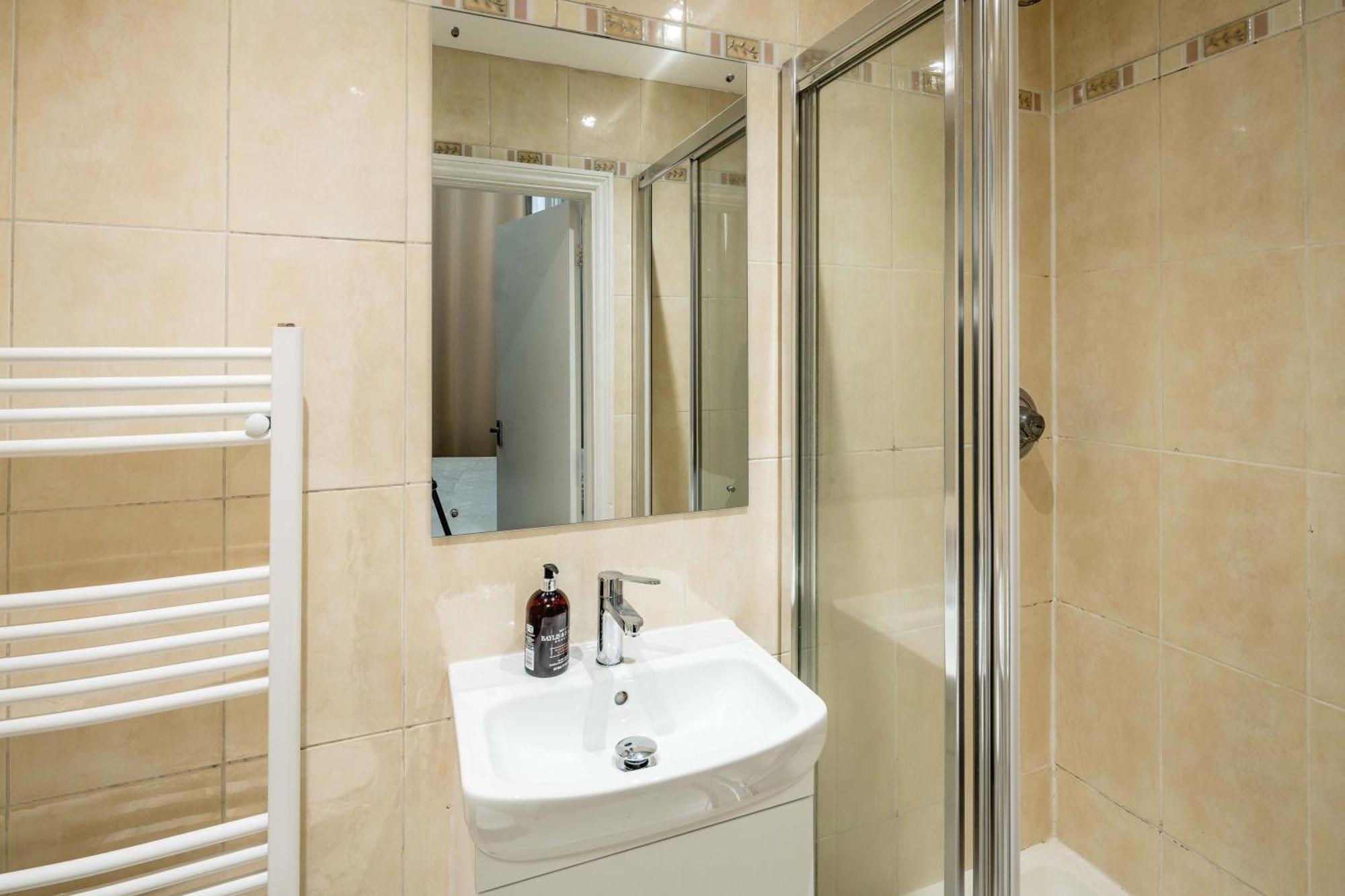 Gloucester Station Gem: 3 Bedroom Oasis London Exterior photo